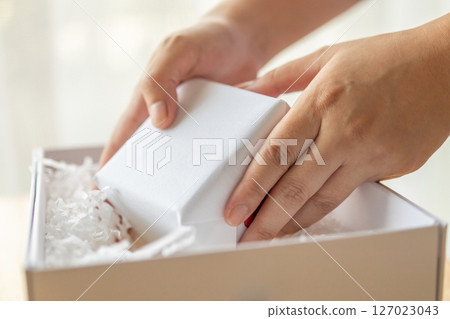 Eco friendly white paper wrap for product packaging parcel carton box 127023043