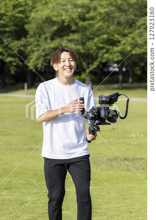 影片創作者使用雲台進行影片拍攝 127023160