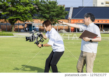 影片創作者使用雲台進行影片拍攝 127023177