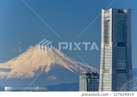 Cityscape of Yokohama Landmark Tower and Mt. Fuji 127024914