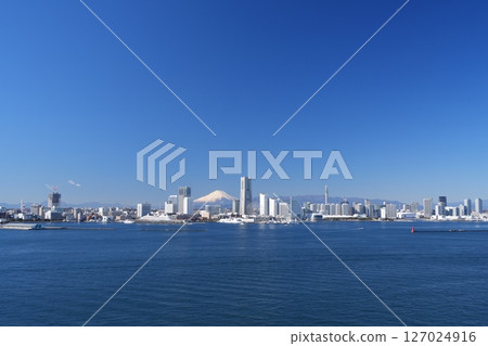 橫濱市容：晴朗天氣下的橫濱港，可欣賞富士山的美景 127024916