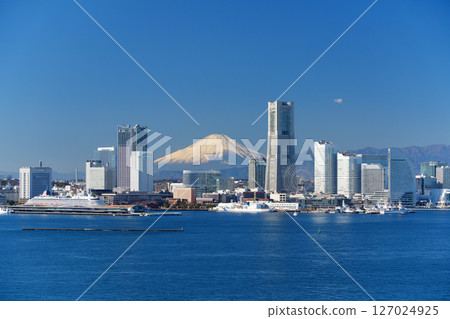 Cityscape of Yokohama: Yokohama Port on a clear day with a beautiful view of Mt. Fuji 127024925