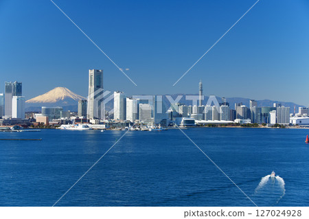 Cityscape of Yokohama: Yokohama Port on a clear day with a beautiful view of Mt. Fuji 127024928