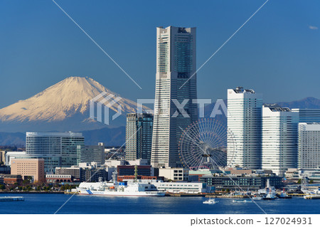 橫濱市容：晴朗天氣下的橫濱港，可欣賞富士山的美景 127024931