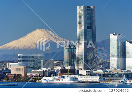 Cityscape of Yokohama: Yokohama Port on a clear day with a beautiful view of Mt. Fuji 127024932