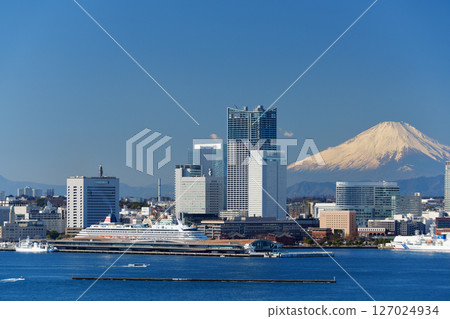 Cityscape of Yokohama: Yokohama Port on a clear day with a beautiful view of Mt. Fuji 127024934