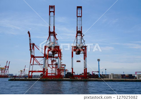 在港口運載集裝箱的起重機 127025082