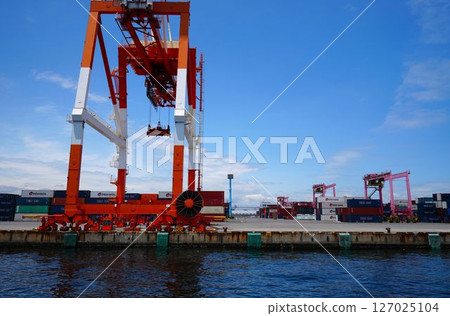 在港口運載集裝箱的起重機 127025104