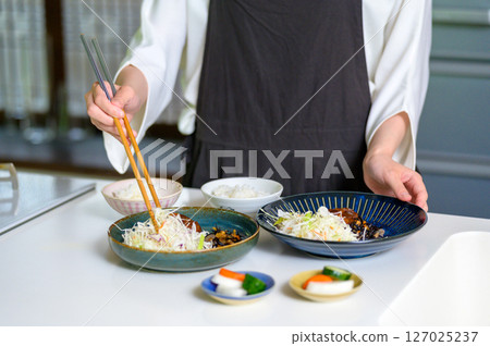 乾淨的廚房,擺滿了日本料理 乾淨的廚房,擺滿了日本料理 127025237