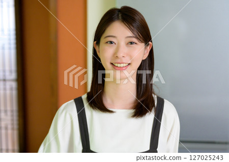 笑容燦爛的女人營造的溫柔氛圍 笑容燦爛的女人營造的溫柔氛圍 127025243
