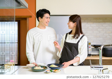 男人和女人在廚房裡愉快交談的溫馨日常場景 127025270