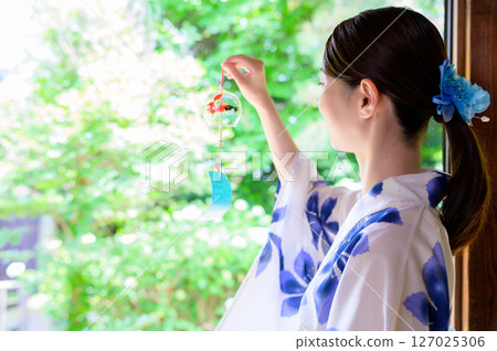 身穿浴衣、手持風鈴的女子背影,映照著夏日的清涼 身穿浴衣、手持風鈴的女子背影,映照著夏日的清涼 127025306