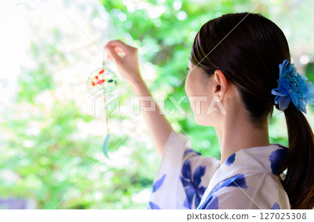 穿著浴衣的女人拿著風鈴的涼爽夏日場景 穿著浴衣的女人拿著風鈴的涼爽夏日場景 127025308