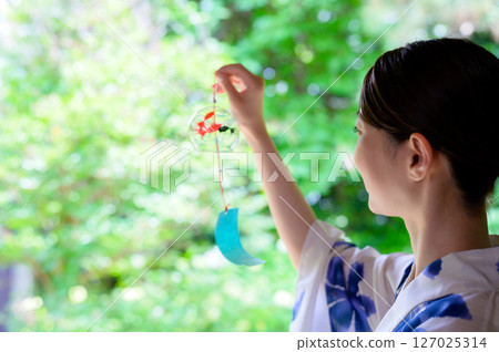 身著浴衣的女子手持風鈴,帶來清爽的夏日時光 身著浴衣的女子手持風鈴,帶來清爽的夏日時光 127025314