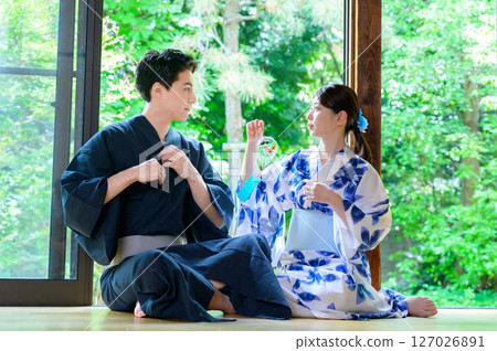 穿著浴衣的男女在陽台上聊天,享受夏日的氛圍 穿著浴衣的男女在陽台上聊天,享受夏日的氛圍 127026891
