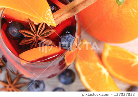 桑格利亞酒和水果 127027838