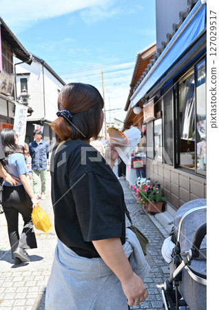 一名女子在小江戶川越（埼玉縣川越市）邊吃零食邊散步 127029517