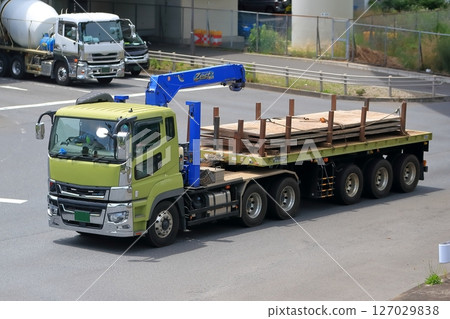 Image of a trailer transporting steel plates 127029838