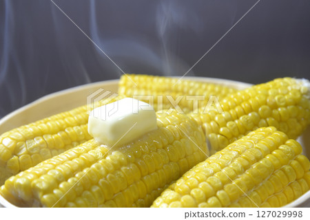 用蒸籠煮玉米奶油，蒸氣不斷上升 127029998