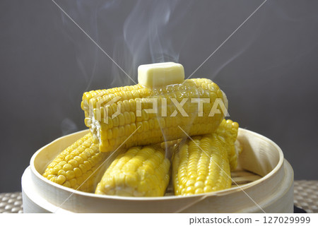 用蒸籠煮玉米奶油，蒸氣不斷上升 127029999