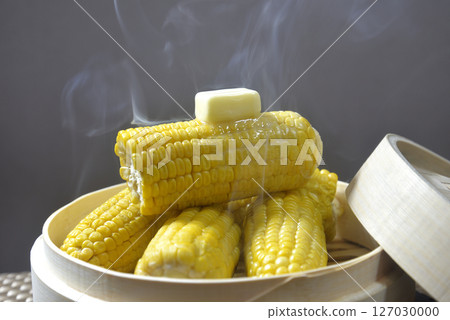 用蒸籠煮玉米奶油,蒸氣不斷上升 用蒸籠煮玉米奶油,蒸氣不斷上升 127030000