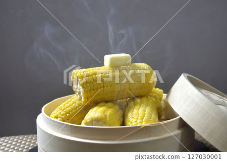 用蒸籠煮玉米奶油,蒸氣不斷上升 用蒸籠煮玉米奶油,蒸氣不斷上升 127030001