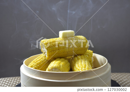 用蒸籠煮玉米奶油，蒸氣不斷上升 127030002