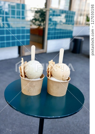 兩杯華夫蛋筒冰淇淋 127030198