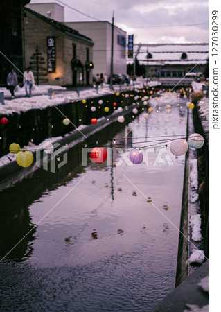 Floating lanterns on the surface of the Otaru Canal 127030299