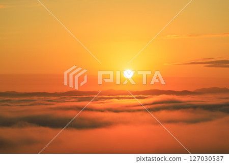 從廣島縣三好市霧之海展望台看到的從雲海昇起的太陽 127030587
