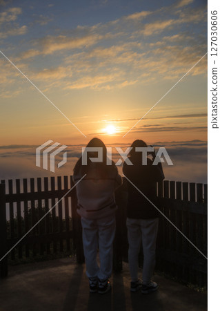 Two people gazing at the sea of clouds and the morning sun from the Kiri no Umi Observatory in Miyoshi City, Hiroshima Prefecture Two people gazing at the sea of clouds and the morning sun from the Kiri no Umi Observatory in Miyoshi City, Hiroshima Prefecture 127030606