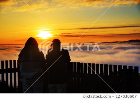 Two people gazing at the sea of clouds and the morning sun from the Kiri no Umi Observatory in Miyoshi City, Hiroshima Prefecture 127030607