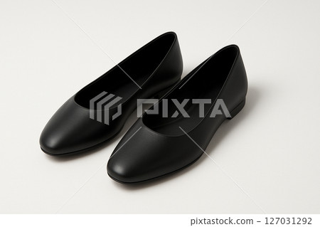 白色背景上簡單的黑色平底鞋 127031292