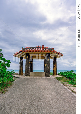 雨季期間，在石垣島觀音崎的紅瓦涼亭裡享受片刻寧靜 127031860