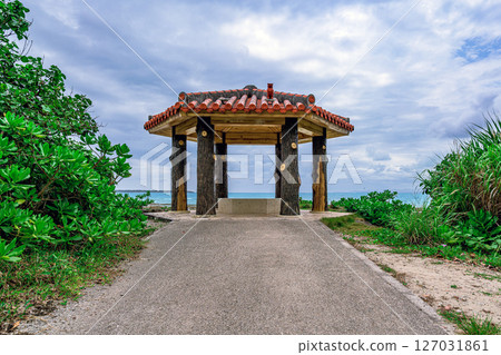 雨季期間，石垣島觀音海灘的紅瓦屋頂休息區 127031861