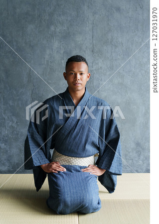 身著浴衣端坐的外國遊客 127031970