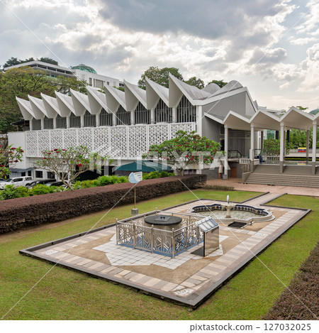 National Mosque of Malaysia, or Masjid Negara with Jam Matahari Sundial and fountain, Kuala Lumpur, Malaysia 127032025