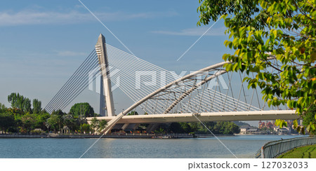 Seri Wawasan Bridge showcases modern architecture over tranquil waters in Putrajaya, Malaysia Seri Wawasan Bridge showcases modern architecture over tranquil waters in Putrajaya, Malaysia 127032033