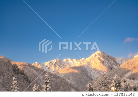 Beautiful Mount Hakuba illuminated by the morning sun 127032148