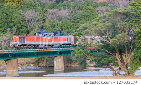 一列DD51貨運列車在閃耀的朝陽中穿越大內山川。 一列DD51貨運列車在閃耀的朝陽中穿越大內山川。 127032174