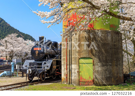 Wakasa Station's Showa era relics: locomotives and water tower for use 127032216