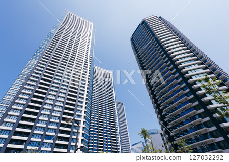 陽光明媚的日子,東京市中心的一棟塔式公寓大樓 陽光明媚的日子,東京市中心的一棟塔式公寓大樓 127032292