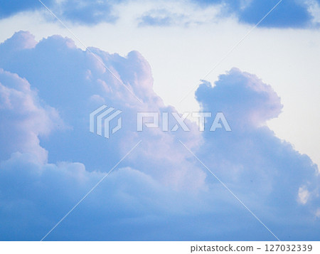 蒼白的天空和蒼白的雲朵 127032339