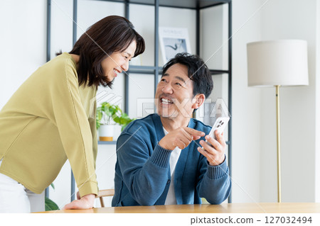 看智能手機的中年夫婦 127032494