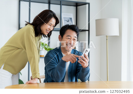 看智能手機的中年夫婦 127032495