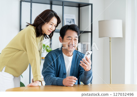 看智能手機的中年夫婦 127032496