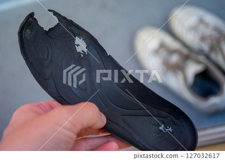 鞋墊腳趾處的洞 127032617