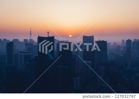 Buildings in central Tokyo at dawn 127032797