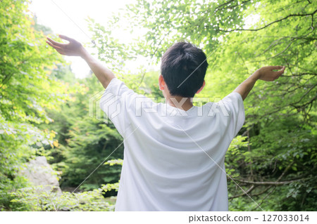 一個男孩在綠地中深呼吸，或一個年輕人在暑假度假，沒有臉 127033014