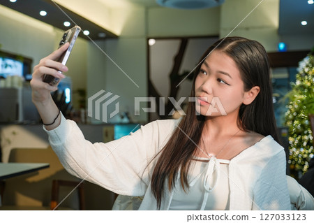 Asian girl take a selfie in a kafe Asian girl take a selfie in a kafe 127033123